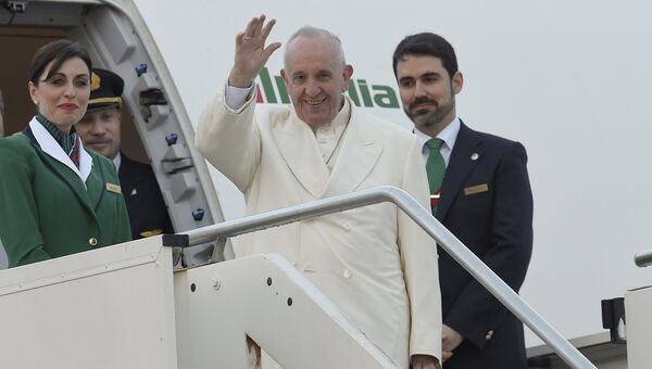 Папа римский в аэропорту Рима,
