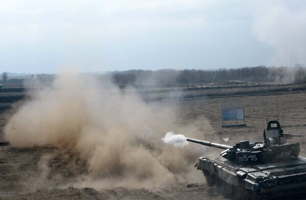 Танк Т-72Б3 производит выстрел по условному противнику во время военных учений мотострелковых войск 58-й общевойсковой армии ЮВО на полигоне Серноводский
