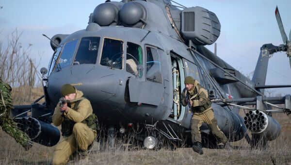 Разведывательная рота высаживается с вертолёта Ми-8. Архивное фото
