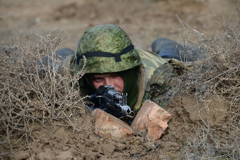 Военнослужащий во время военных учений мотострелковых войск 58-й общевойсковой армии ЮВО на полигоне Серноводский