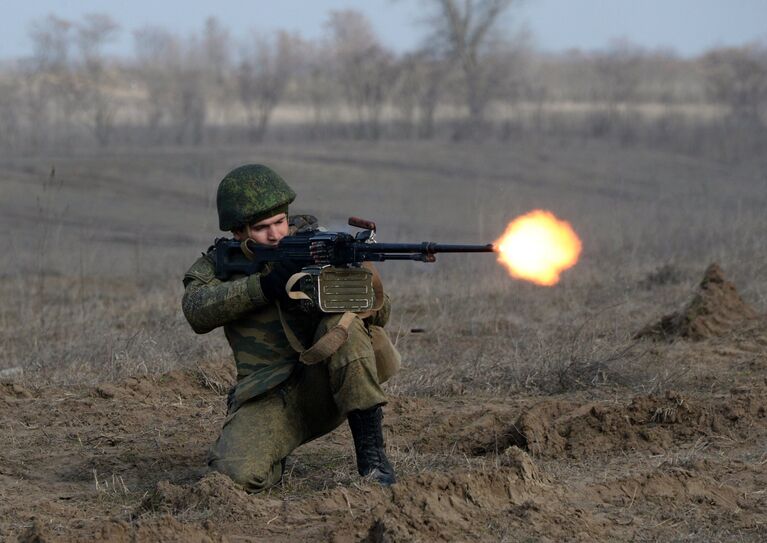 Военнослужащий во время учений мотострелковых войск 58-й общевойсковой армии ЮВО на полигоне Серноводский