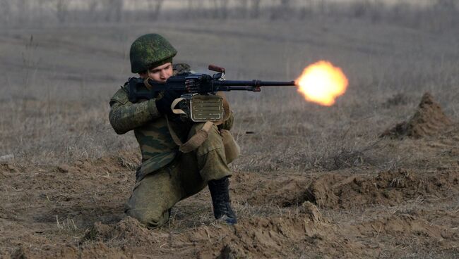 Военнослужащий во время учений мотострелковых войск. Архивное фото