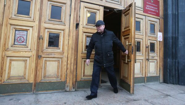 Бизнесмен Валерий Пузиков выходит из здания Московского районного суда Санкт-Петербурга