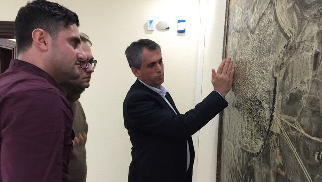 Мэр Диярбакрыра Фират Анли показывает на карте города район противостояния армии и курдских бойцов