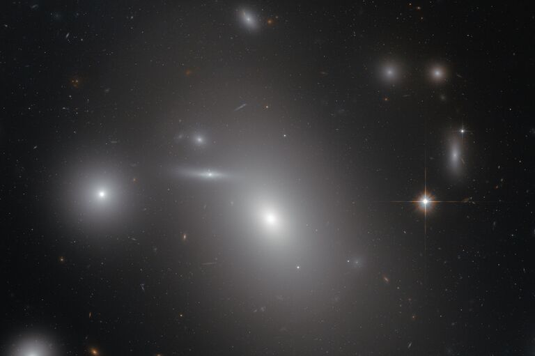 Галактика NGC 4889, где находится одна из крупнейших черных дыр мироздания