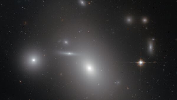 Галактика NGC 4889, где находится одна из крупнейших черных дыр мироздания
