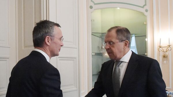 Министр иностранных дел РФ Сергей Лавров (справа) и генеральный секретарь НАТО Йенс Столтенберг. Архивное фото