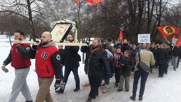 Участники пикета сторонников строительства православного храма в парке Торфянка в Москве
