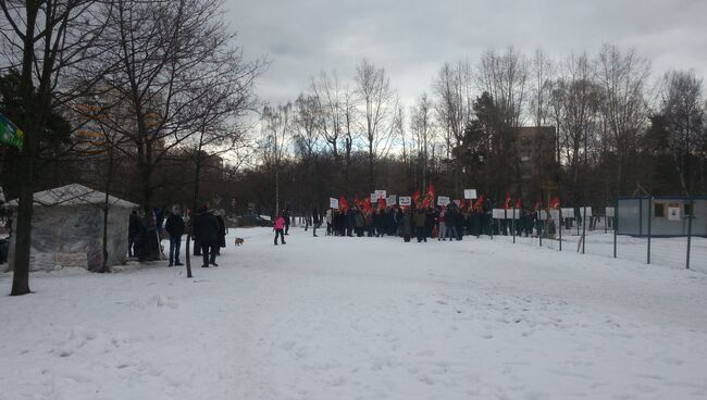 Пикет сторонников и палатка противников строительства храма на Торфянке