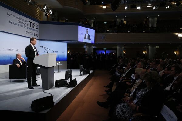 Председатель правительства РФ Дмитрий Медведев выступает на Мюнхенской конференции по вопросам политики безопасности