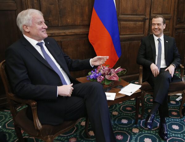 Председатель правительства РФ Дмитрий Медведев и премьер-министр федеральной земли Бавария Хорст Зеехофер во время встречи на полях Мюнхенской конференции