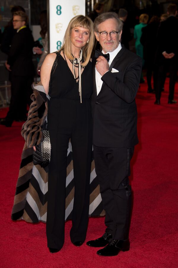 Режиссер Стивен Спилберг с женой Кейт Кэпшоу на церемонии вручения премий Британской академии кино и телевизионных искусств