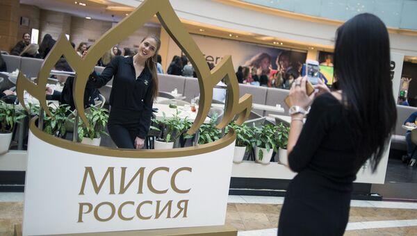Девушки фотографируются на открытом кастинге конкурса красоты Мисс Россия 2016