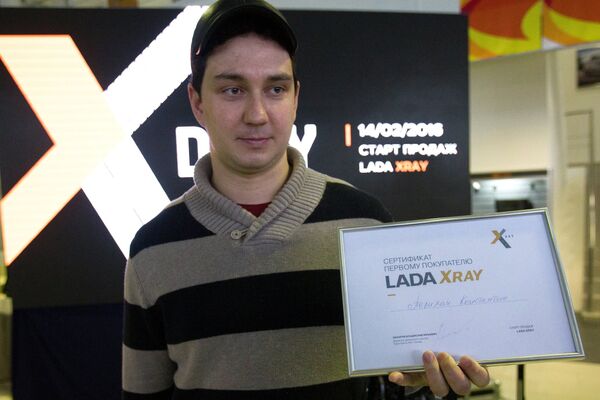 Первый покупатель компактного кроссовера Lada Xray в автосалоне Лада-Центр Юго-Запад в Санкт-Петербурге