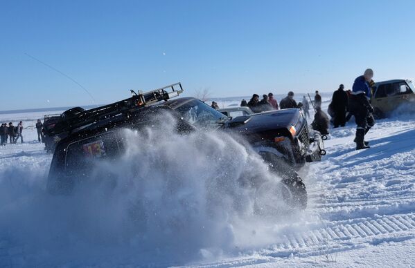 Автомобиль участника ежегодного автомобильного спортивно-туристического внедорожного мероприятия Снежный беспредел