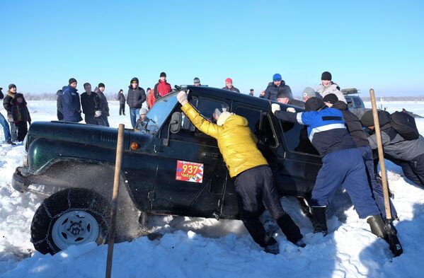 Зрители и участники ежегодного автомобильного спортивно-туристического внедорожного мероприятия Снежный беспредел
