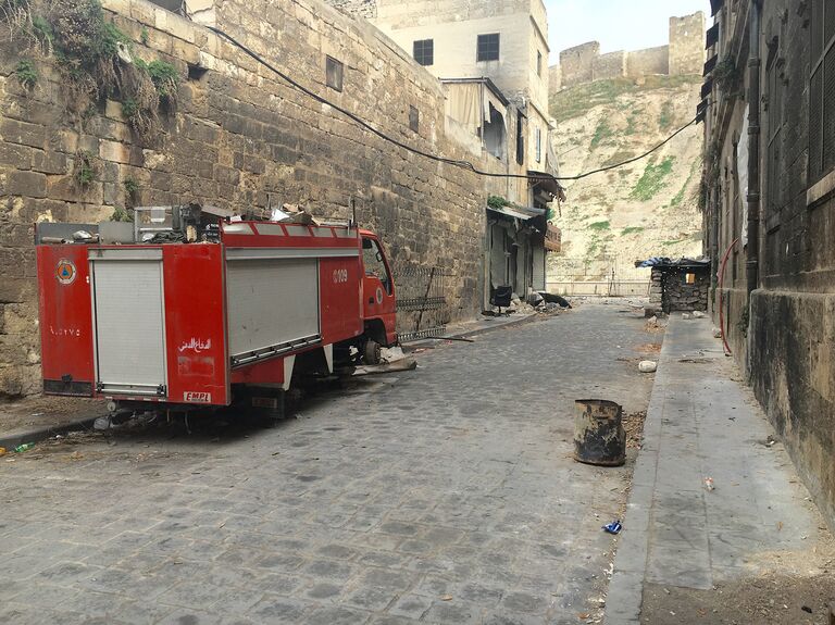 Пожарная машина на улице в Алеппо, Сирия