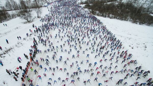 Участники Всероссийской массовой лыжной гонки Лыжня России. Архивное фото