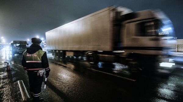 Сотрудник дорожно-патрульной службы дежурит на посту во время проведения оперативно-профилактического мероприятия Невод в Москве