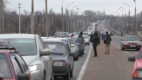 Сотни машин выстроились в очередь у КПП в Еленовке между ДНР и Украиной. Архивное фото