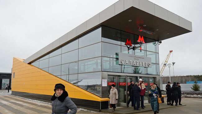 Прохожие у входа на станцию Саларьево Сокольнической линии московского метрополитена. Архивное фото