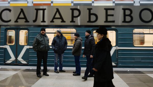 Пассажиры на платформе станции Саларьево Сокольнической линии московского метрополитена. Архивное фото
