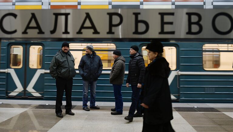 Пассажиры на платформе станции Саларьево Сокольнической линии московского метрополитена