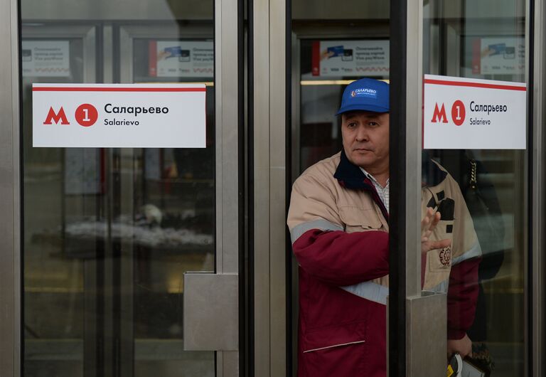 Мужчина у входа на станцию Саларьево Сокольнической линии московского метрополитена