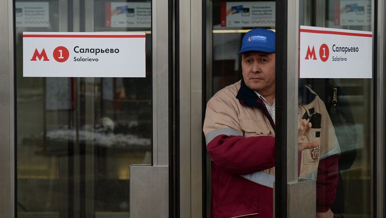 Мужчина у входа на станцию Саларьево Сокольнической линии московского метрополитена