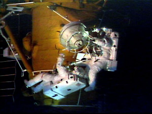 Американец Скотт Паразински и россиянин Владимир Титов чинят солнечную батарею научной станции Мир, 10 января 1997