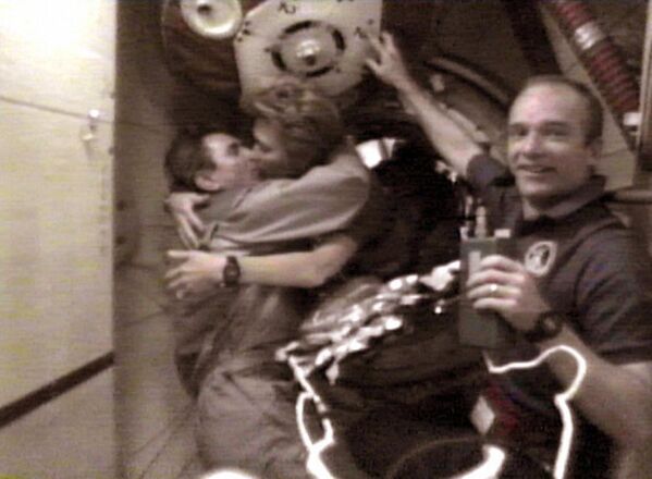 Василий Циблиев, Елена Кондакова и Чарльз Прекорт на борту орбитальной научной станции Мир, 17 мая 1995