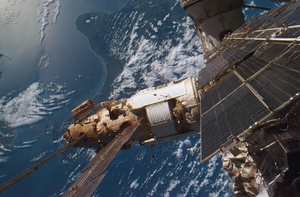 Орбитальная станция Мир, снятая экипажем американского Атлантиса, 19 сентября 1996
