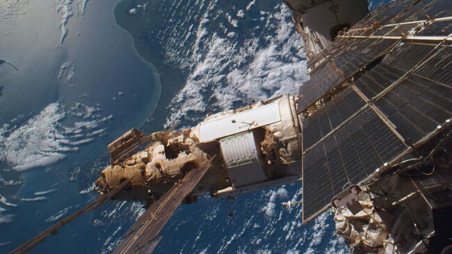 Орбитальная станция Мир, снятая экипажем американского Атлантиса, 19 сентября 1996. Архивное фото