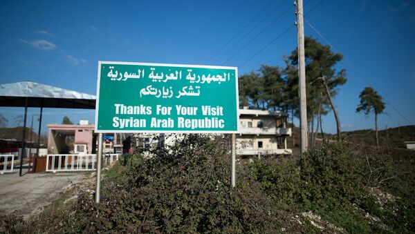 Табличка возле закрытого контрольно-пропускного пункта на сирийско-турецкой границе. Архивное фото