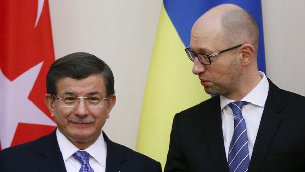Премьер-министр Турции Ахмет Давутоглу и премьер-министр Украины Арсений Яценюк в Киеве