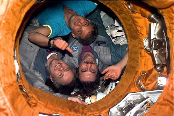 Члены экипажа орбитальной научной станции Мир Анатолий Соловьев, бортинженер Павел Виноградов и американский исследователь Дэйв Вольф. 2 октября 1997