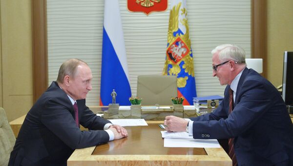 Президент России Владимир Путин и президент РСПП Александр Шохин во время встречи в резиденции Ново-Огарево