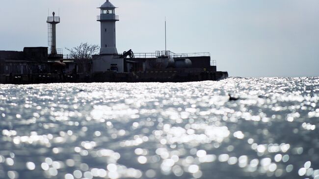 Маяк городского порта Ялты в акватории Черного моря. Архивное фото