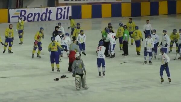 Сборная Монголии избила украинцев на матче ЧМ по хоккею с мячом.