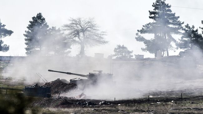 Турецкие военные ведут стрельбу по сирийской стороне на границе Турции и Сирии. Февраль 2016