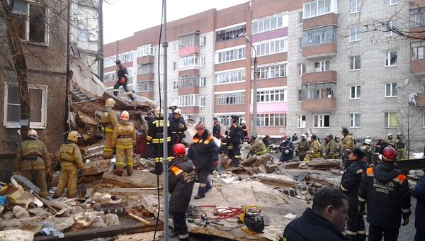 Сотрудники МЧС РФ во время разбора завалов у пострадавшего в результате взрыва бытового газа многоэтажного дома во Фрунзенском районе города Ярославля. 16 февраля 2016 год