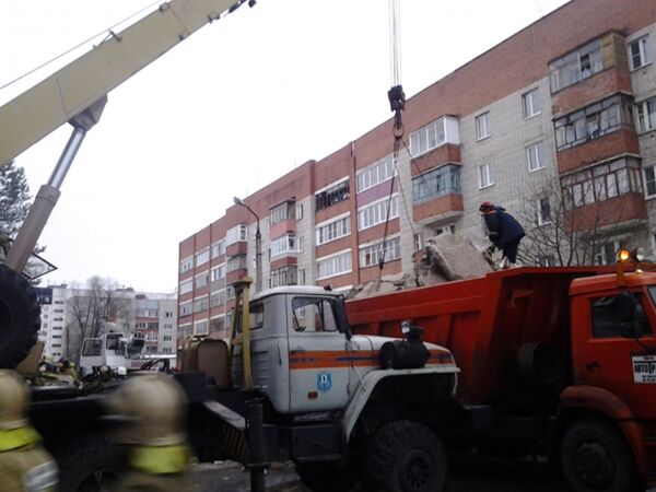 Сотрудники МЧС РФ во время разбора завалов у пострадавшего в результате взрыва бытового газа многоэтажного дома во Фрунзенском районе города Ярославля