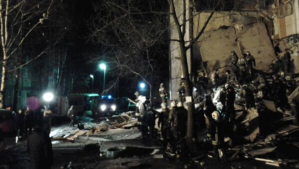 Сотрудники МЧС РФ во время разбора завалов у пострадавшего в результате взрыва бытового газа многоэтажного дома во Фрунзенском районе города Ярославля