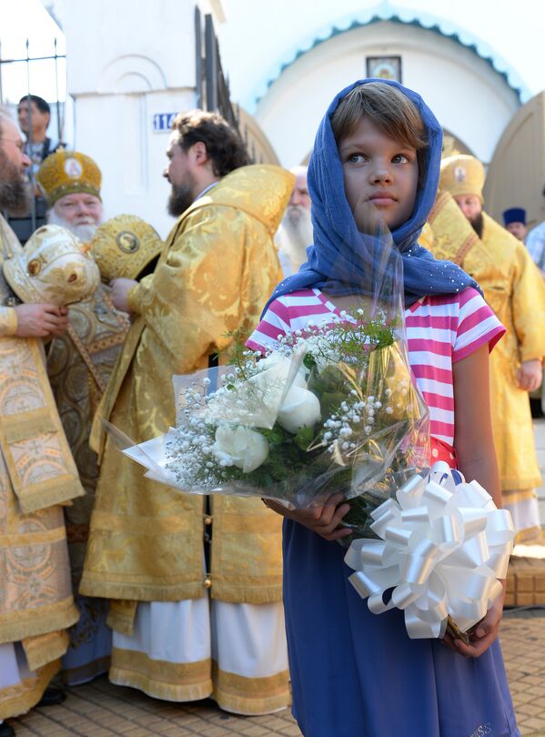 Юная жительница Асунсьона перед Божественной литургией в Покровском храме в Асунсьоне