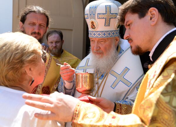 Патриарх Московский и всея Руси Кирилл во время причащения верующих на Божественной литургии в Покровском храме в Асунсьоне