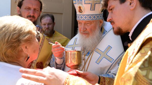 Патриарх Московский и всея Руси Кирилл во время причащения верующих на Божественной литургии в Покровском храме в Асунсьоне