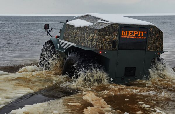 Демонстрация отечественного вездехода-амфибии Шерп на берегу Ладожского озера в Ленинградской области