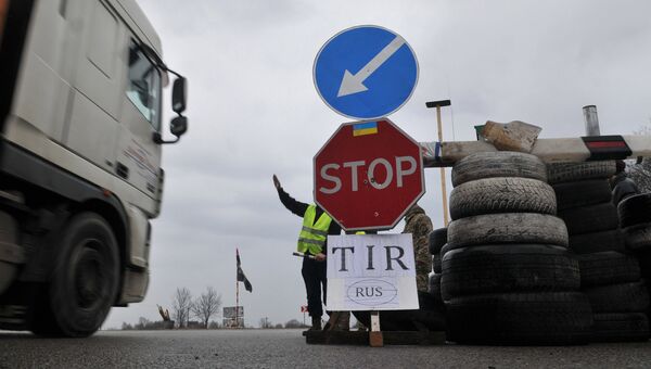 Украинские активисты блокируют движение грузовиков с российскими номерами. Февраль 2016