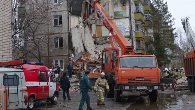 Сотрудники МЧС разбирают завалы после взрыва бытового газа в пятиэтажном доме во Фрунзенском районе Ярославля