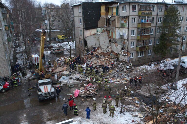 Сотрудники МЧС РФ во время разбора завалов у пострадавшего в результате взрыва бытового газа многоэтажного дома во Фрунзенском районе города Ярославля. 16 февраля 2016 год